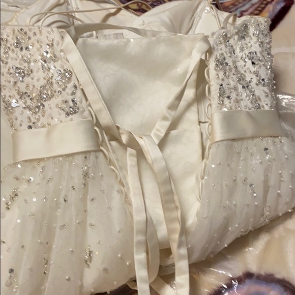 Wedding dress - Picture 4 of 8